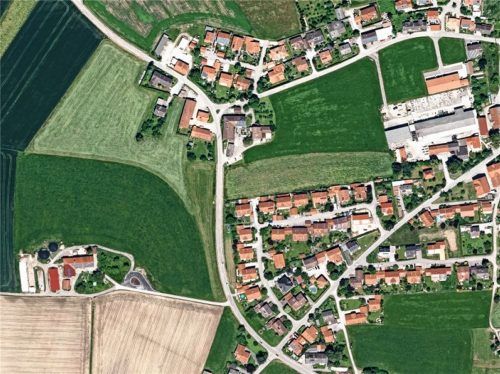 Blick auf den Großkarolinenfelder Ortsteil Tattenhausen aus der Vogelperspektive. Wie kann er sich entwickeln, wen und was braucht es dazu? Diese Fragen erörterte der Großkarolinenfelder Gemeinderat in jüngster Sitzung. Foto re