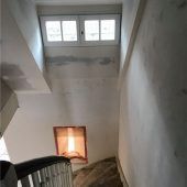 Blick hinter historische Mauern