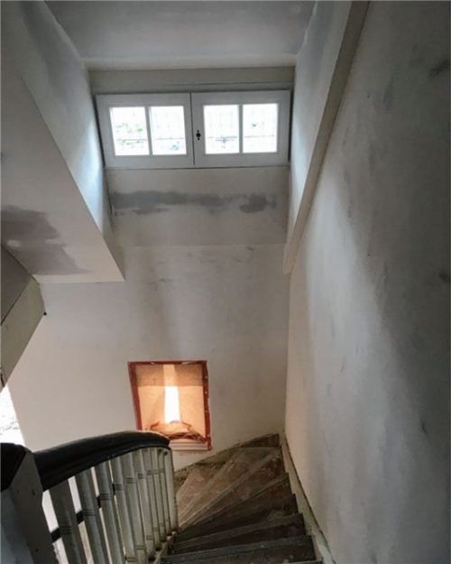 Blick von der ersten Etage: lichtdurchflutet dank der kleinen Fenster im Flur. Fotos weinzierl