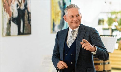 Blickt optimistisch in die Zukunft: Wolfgang Altmüller, Vorstandsvorsitzender der „meine Volksbank Raiffeisenbank“ mit Sitz in Rosenheim.Foto re