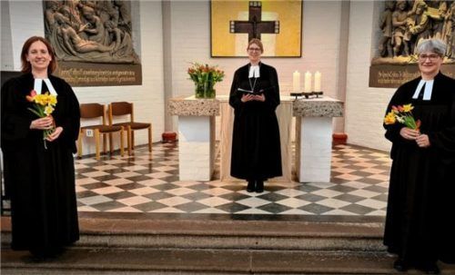 Blumen zum Start:  Dekanin Dagmar Häfner-Becker (Mitte) mit ihren neuen Stellvertreterinnen Pfarrerin Betina Heckner (links) und Pfarrerin Cordula Zellfelder. Foto Rieger