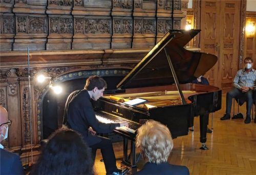 Boris Giltburg spielte mit pianistischer Bravour im Kaminraum des Schlosses. Foto Füchtner