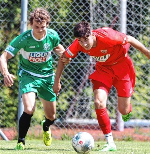 Buchbachs Moritz Sassmann (rechts) enteilt hier seinem Gegenspieler.Foto Christian Butzhammer