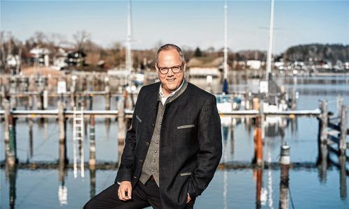 Bürgermeister Martin Bartlweber am Chiemseeufer in Seebruck. Eine Idylle, die im Ortskern von viel Verkehr getrübt wird. Foto Rathaus Seeon-Seebruck
