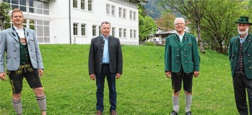 Bürgermeister Simon Frank (von links) ehrte Georg Westenthanner, Benno Pertl und Max Pfaffinger .Foto Rehberg