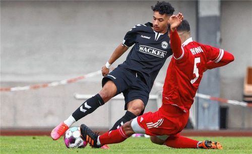 Burghausens Agbaje (links), der in der Halbzeit eingewechselt wurde, im Zweikampf mit einem Unterhachinger U19-Spieler. Foto Christian Butzhammer