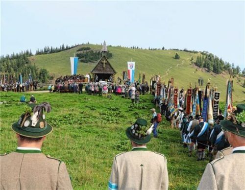Da war es noch möglich: Der Gottesdienst an der Steinlingalm im Jahre 2019. Foto Rehberg