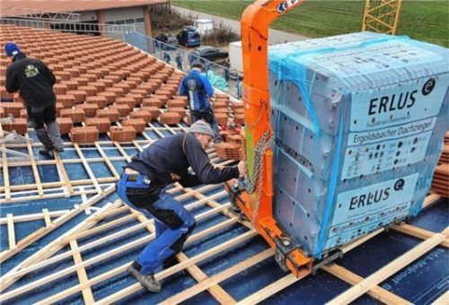 Dachdecken erledigten die Feuerwehrler selber.Foto re