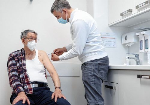 Dank der Hausärzte kommt die Impfkampagne in Schwung. Doch nun ist eine Debatte um die Rechte von Geimpften und Nicht-Geimpften entbrannt. Foto dpa