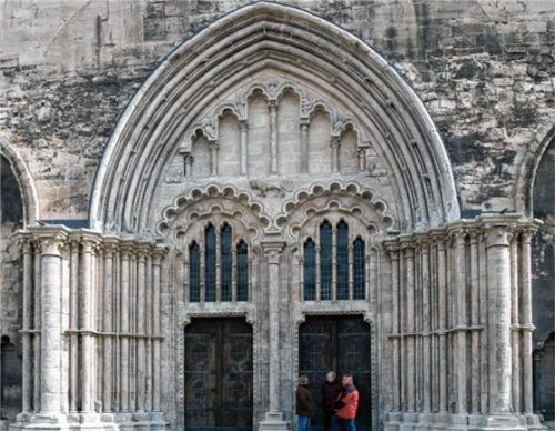 Das Domportal ist ein Tor ins Mittelalter. Foto djd-k/Tourist Info Halberstadt/Mathias Kasuptke