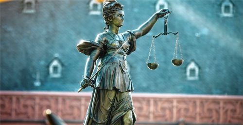 Das Jugendschöffengericht Rosenheim hat zwei junge Männer freigesprochen, die fälschlicherweise als Räuber beschuldigt worden waren. Foto dpa