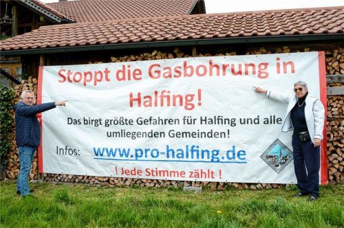 Das neue Plakat der Bürgerinitiative „Pro Halfing“: (links) Helmut Dörner und Hildegard Rieder-Aigner.Foto :amf