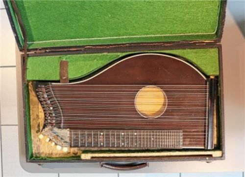 Das Original: Die Zither der Traudl Block könnte bald schon im Rathaus ausgestellt werden.