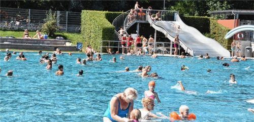 Das Rosenheimer Freibad soll für Kinder kostenlos werden. Das fordern SPD und „Die Partei“. Foto Schlecker