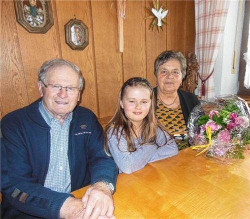 Das rüstige Jubelpaar mit ihrer Enkelin Laura.Foto  Angermeier