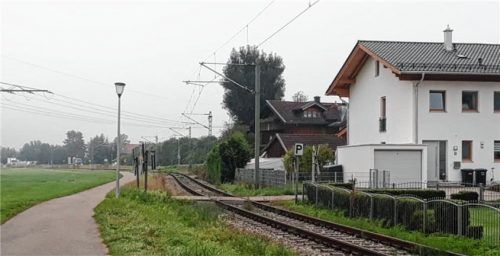 Das Schild für das Pfeifsignal der Lok steht in Rohrdorf oft nur Meter neben den Wohnhäusern, so wie hier an der Rosenheimer Straße.Foto thomae