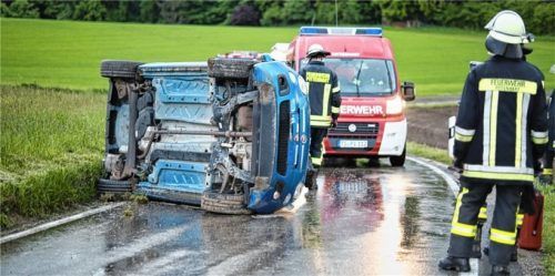 Das verunglückte Auto auf der Kreisstraße TS22 kurz vor Wattenham. Foto Lamminger