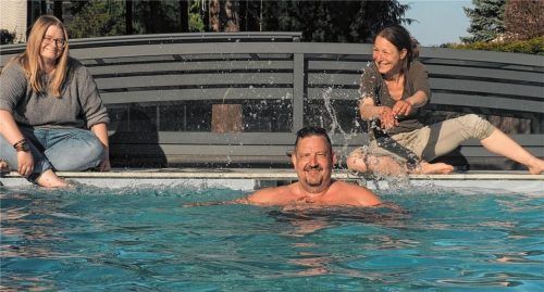 Das Wasser ist sein Element, auch wenn es gerade mal neun Grad kalt ist: Jürgen Lübke hat zusammen mit seiner Frau Melanie (rechts) und Laura Altersberger ein Onlineangebot entwickelt, mit dem Eltern ihren Kindern das Schwimmen beibringen können.Foto  Bartschies