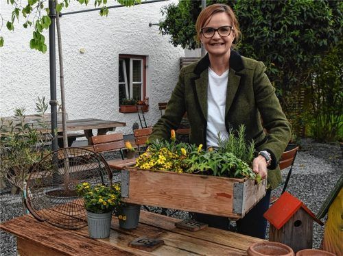 Den Außenbereich aufhübschen: Anja Schweinsteiger vom Dannerwirt in Flintsbach freut sich auf die Wiedereröffnung der Biergärten. Foto Ruprecht