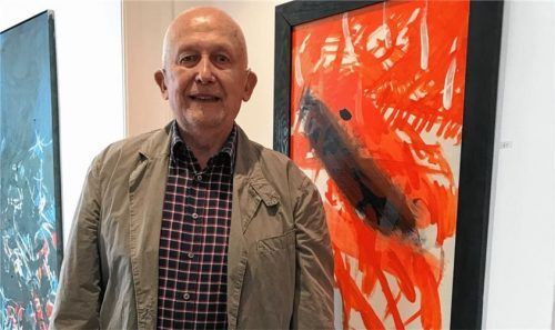 Der 80-jährige Künstler Horst Sauerbruch vor seinem Bild „Zweimal schwarz“, 1985, Öl auf Holz. Foto Bößwetter