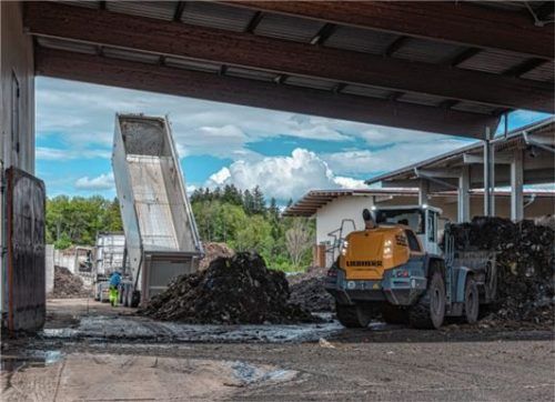 Der Anfang der Biomüll-Verarbeitungskette: Anlieferung und Einbringen in die Fermenter.
