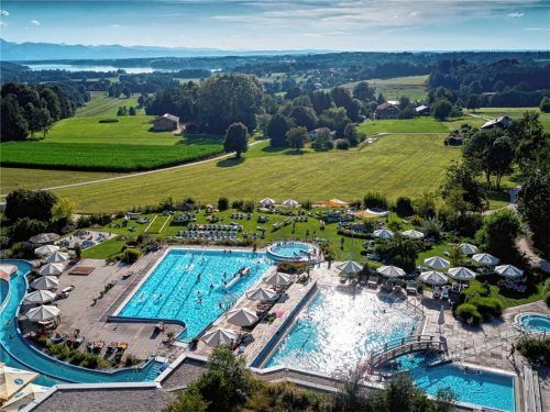 Der Außenbereich der Therme mit Schwimmbecken und Liegewiesen.Foto Chiemgau Thermen