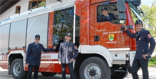 Der bisherige Kommandant Jakob Gabriel (Zweiter von links) trat nicht mehr an. Sein Stellvertreter Martin Holzner (Zweiter von rechts) wurde zum neuen Kommandanten und Stefan Sixt (rechts) zum Zweiten Kommandanten gewählt. Links im Bild: Vereinsvorsitzender Peter Fischer. Foto Ammelburger