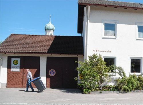 Der Hausmeister der Pfraundorfer Feuerwehr, Adolf Knirsch, vor den bestehenden Garagen, die abgerissen werden sollen.Foto Ruprecht