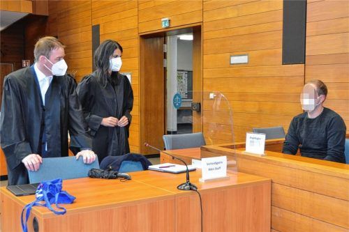 Der inzwischen 28-jährige Angeklagte (rechts), hier mit seinen Verteidigern Maria-Theresa Herzog und Florian Eder aus Freilassing, soll an einem Horrorunfall am 20. November 2016 in Rosenheim eine Mitschuld tragen. Bei dem Unfall kamen zwei junge Frauen ums Leben. Foto Kretzmer-Diepold