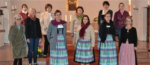 Der neue Vorstand (von links, vorne) Ursula Stacheder, Inge Gmeiner, Monika Hecker, Elfriede Pscherer, Andrea Bartlsperger, (von links, hinten) Katy Rettenbeck, Roswitha Pichler, Rosemarie Speckbacher, Irmi Grießl, Irmi Schmid und Margit Kößlinger; nicht auf dem Bild ist Irmgard Freiberger.Foto Pichler