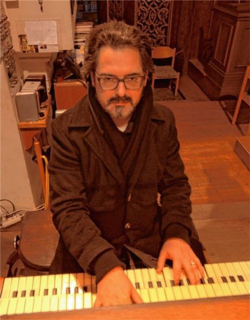Der Passauer Domorganist Ludwig Ruckdeschel bringt am2. Juni die Orgel der Pfarrkirche zum Klingen. Foto RE