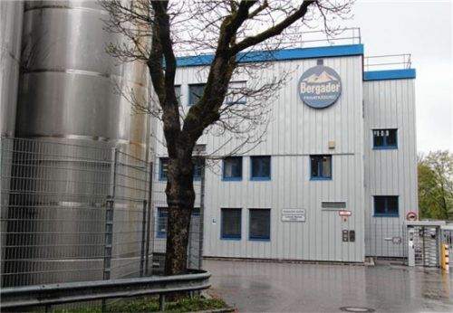 Der Produktionsbetrieb im Wendelstein-Käsewerk in Bad Aibling kann durch Schichtanpassungen auch nach dem Corona-Ausbruch aufrechterhalten werden. Foto  Hadersbeck