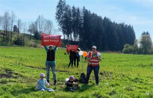 Der Protest gegen den Brenner-Nordzulauf östlich des Inns ist groß, hier bei der Aktion „Lärmwelle“ im Bereich Riedering-Niedermoosen, wo die violette Trasse die Landschaft durchschneiden würde. Jetzt konnten die Bürger online Fragen an die Deutsche Bahn richten.Foto re