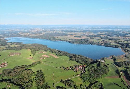 Der Simssee ist der größte See im Landkreis Rosenheim. Er liegt eingebettet in eine hügelige Moränenlandschaft. Foto Schlecker