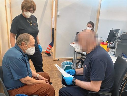 Der vermeintliche Arzt Stefan H. (rechts) klärt Impfkandidat Josef Mischi auf und spricht die Modalitäten ab. Die medizinische Fachangestellte Cäzilia Rott verabreichte die Corona-Schutzimpfung.Foto Mischi