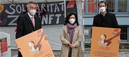 DGB-Stadt- und Kreisverbandsvorsitzende Ingrid Meindl-Winkler überreichte an Oberbürgermeister Andreas März (rechts) und Landrat Otto Lederer die Forderungen des DGB bei Vergaben von öffentlichen Aufträgen. Foto re