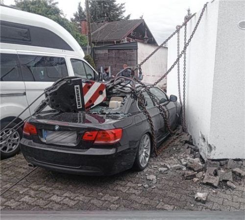 Die am Kran hängende Garage krachte neben das Auto.