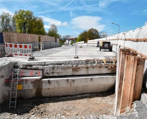 Die Arbeiten am Brückenberg laufen auf Hochtouren. Im Zuge der laufenden Sanierung sollen die bestehenden Straßenquerschnitte erweitert werden. Zudem ist die Schaffung und Neuorganisierung von Fahrradspuren geplant. Foto Schlecker