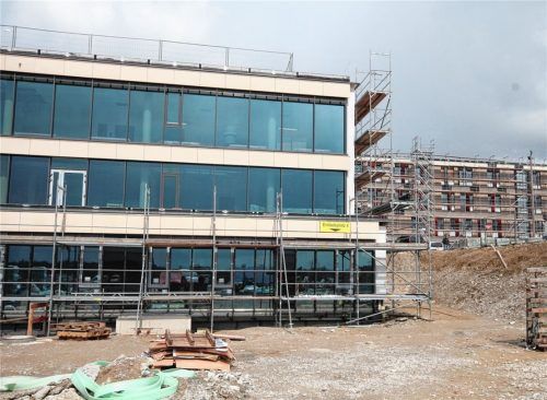 Die Arbeiten am Klinikneubau in Wasserburg schreiten voran, der Abschluss der Bauleistungs- und der Feuerrohbauversicherung und die damit verbundene Kritik an dem CSU-Landtagsabgeordneten Klaus Stöttner sorgt für Diskussionen.Foto Hadersbeck