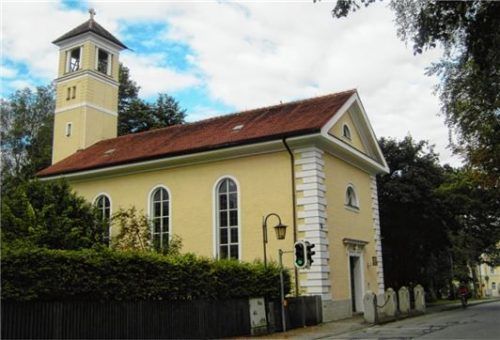 Die evangelische Karolinenkirche, erbaut im Jahr 1822 im Zentrum von Großkarolinenfeld.Foto Greiner