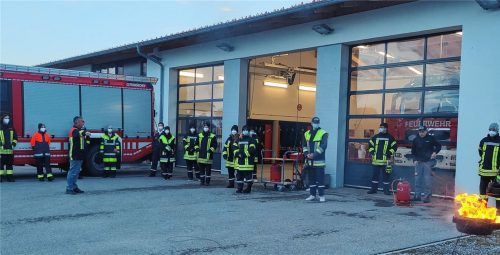 Die Feuerwehr Ostermünchen bei einer Übung am Gerätehaus: Die Kameraden opfern ihre Freizeit, um den Brandschutz in der Gemeinde zu gewährleisten. Zudem sind sie als First Responder im Einsatz. Foto  Re