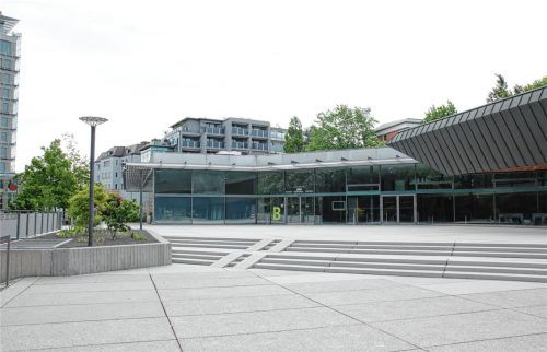 Die Fläche vor dem Rosenheimer Kultur- und Kongresszentrum: Etwa seit Mitte April sind der Stadt dort Mängel bei der Verlegung der Platten bekannt.