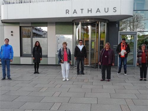 Die Gründungsmitglieder der Fairtrade-Steuerungsgruppe (von links): CSU-Stadtrat Leonhard Sedlbauer, SV-DJK-Geschäftsführerin Karin Maier, Dritte Bürgermeisterin und Leiterin der Steuerungsgruppe Sabine Balletshofer-Wimmer, Grünen-Stadtrat Michael Hörl, Schulleiterin Carola Vodermaier (Adolf-Rasp-Schule), Gewerbeverbandsvorsitzender Giacomo Anzenberger und Pastoralreferentin Monika Langer (Pfarrei Wiederkunft Christi). Fotos  Stadtmarketing