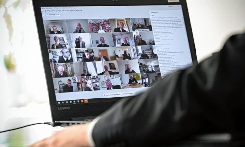 Die katholische Kirche kann digital tagen, aber der Stephanskirchner Gemeinderat nicht? Die Frühjahrs-Vollversammlung der Deutschen Bischofskonferenz fand als Videokonferenz statt. In Stephanskirchen befürchten Verwaltung und ein gutes Drittel der Räte einen zu großen Aufwand. Foto dpa