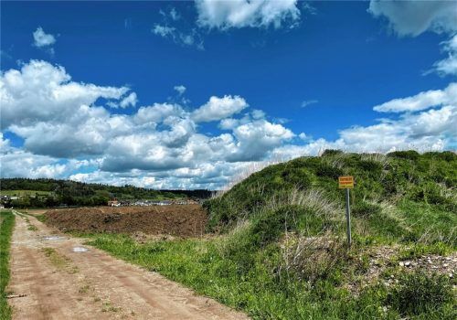 Die Kiesgrube zwischen Aschau und Aschau-Werk soll um vier Hektar erweitert werden. Damit rückt der Kiesabbau näher an die Wohnbebauung heran, wie manche Gemeinderäte kritisierten. Foto  Boevi