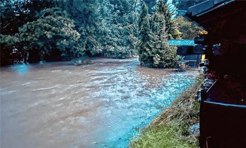Die Königsseestraße in Lauterbach verwandelte sich im August 2020 in einen reißenden Fluss. Ein neues Hochwasserschutzkonzept mit einem Regenrückhaltebecken oberhalb des Rohrdorfer Ortsteils soll das künftig verhindern. Foto Thomae