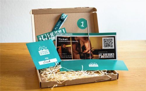 Die Konzert-Box mit Grußkarte, Festivalbändchen, Wunderkerze und Ticket. Fotos re(2)/Frey(1)/SofaConcerts(1)