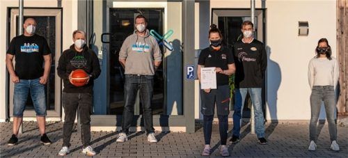 Die Kooperation ist besiegelt: Christian Neef (TSV Wasserburg), Corina Kollarovics (SB Rosenheim), Peter Bauer (ASV Rott), Navina Pertz (TuS Bad Aibling/TSV Wasserburg), Jürgen Schreiner (TuS Bad Aibling) und Evi Friedl (Corox, von links).Foto Simon Friedl