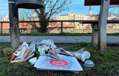 Die Lokale haben wegen Corona geschlossen, die Menschen nehmen das Essen mit und verzehren es daheim oder auf der Parkbank. Der To-go-Müll hat in Wasserburg durch die Pandemie Überhand genommen. Foto Klemm