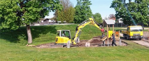 Die Mitarbeiter des städtischen Bauhofs nutzen die (noch) besucherlose Zeit, um den neuen Spielplatz im Freibadgelände anzulegen. Fotos  Stadtwerke